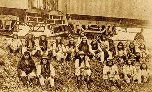 Southern-Pacific-Railroad-car_Geronimo_Apache-prisoners_Lozen,
