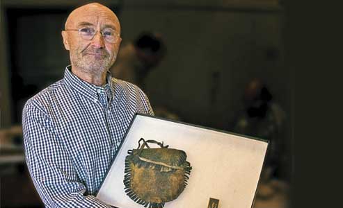 Rock-star-Phil-Collins-donating-Alamo-artifacts